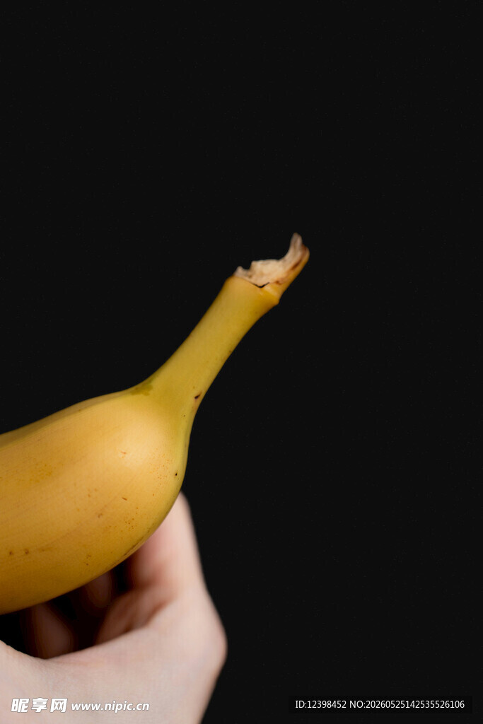 手持黄色香蕉