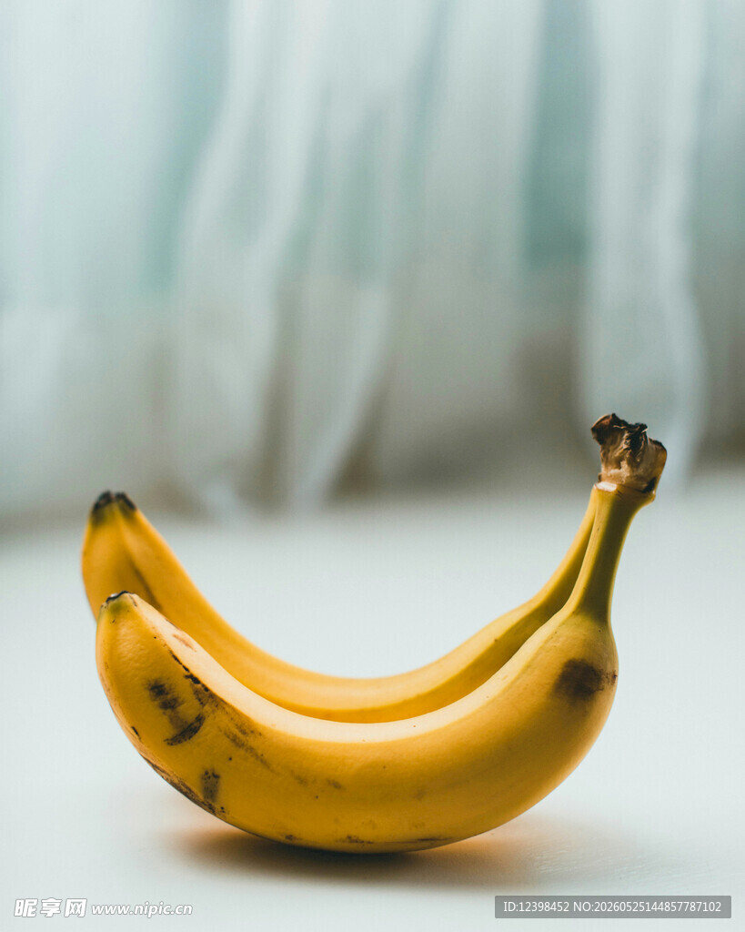 三根鲜黄饱满的香蕉