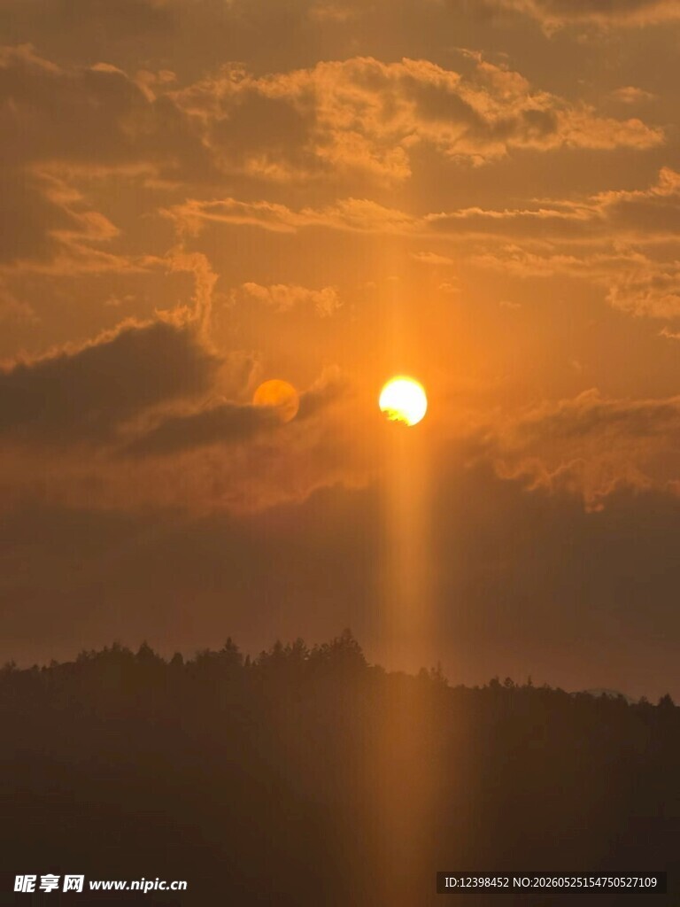 夕阳西下映天际