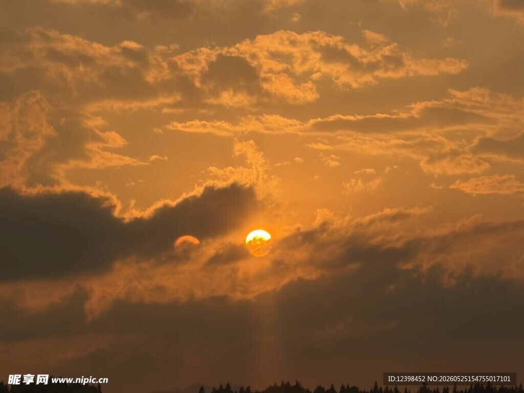 夕阳穿透云层的壮丽时刻