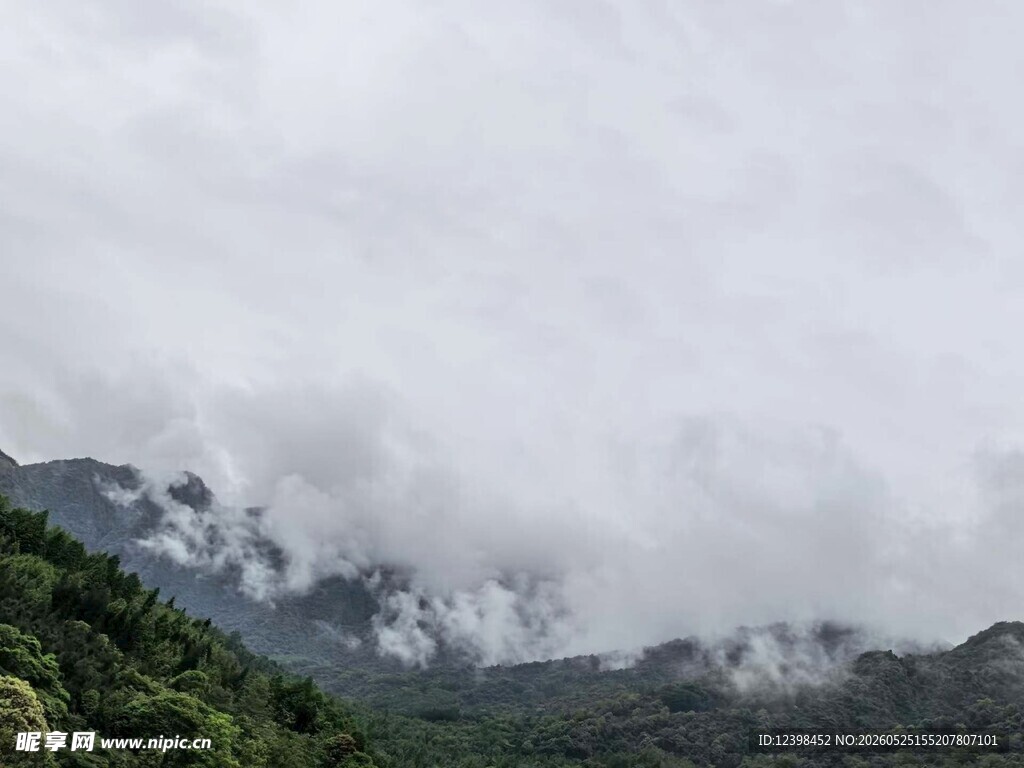 云雾缭绕的山间美景
