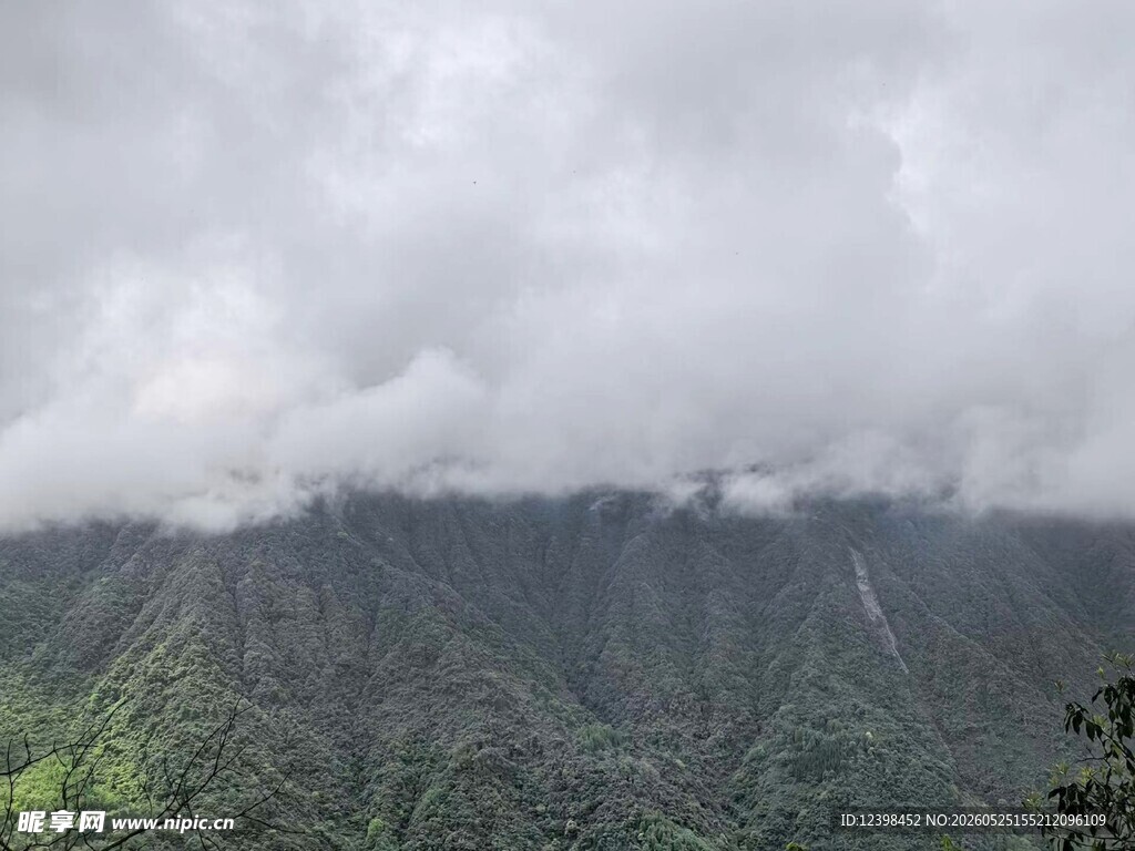 云雾缭绕的翠绿山峦