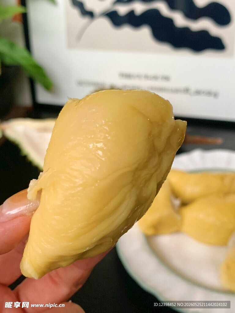 手持美味榴莲果肉