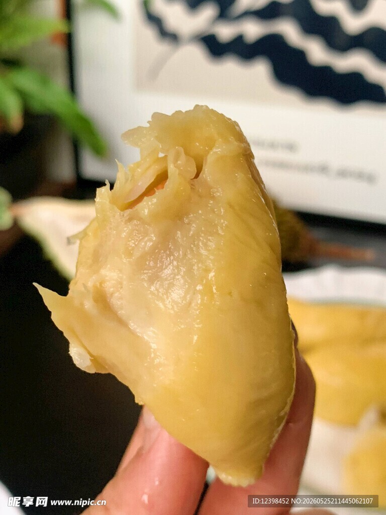 手拿美味榴莲果肉