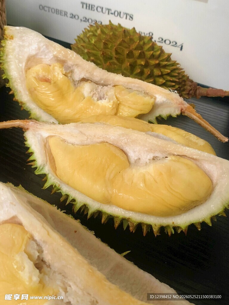 切开的香甜美味榴莲果肉