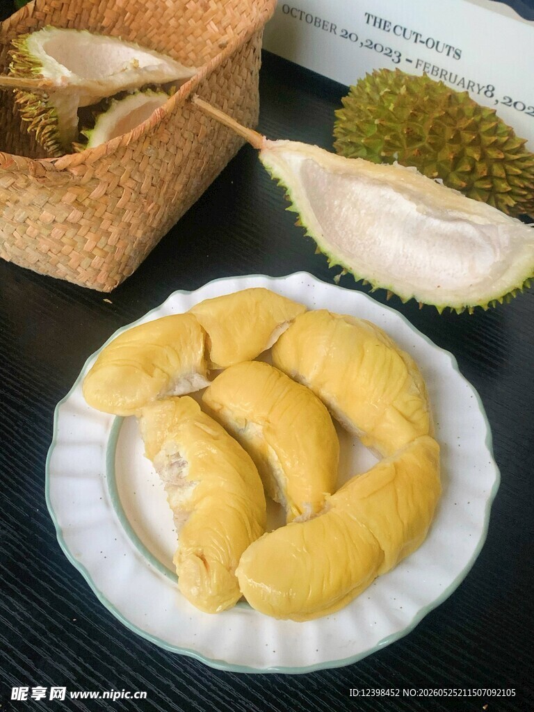 新鲜美味的剥开榴莲果肉