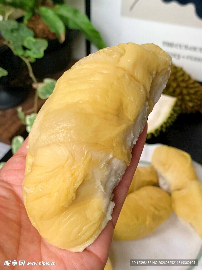 剥开的香甜榴莲果肉