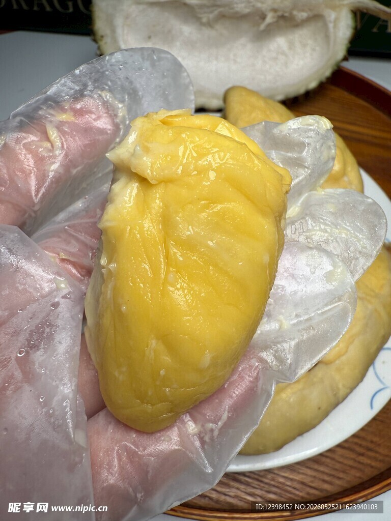 手捧剥开的新鲜榴莲果肉
