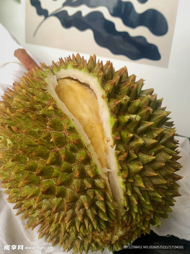 剥开的榴莲展示饱满果肉