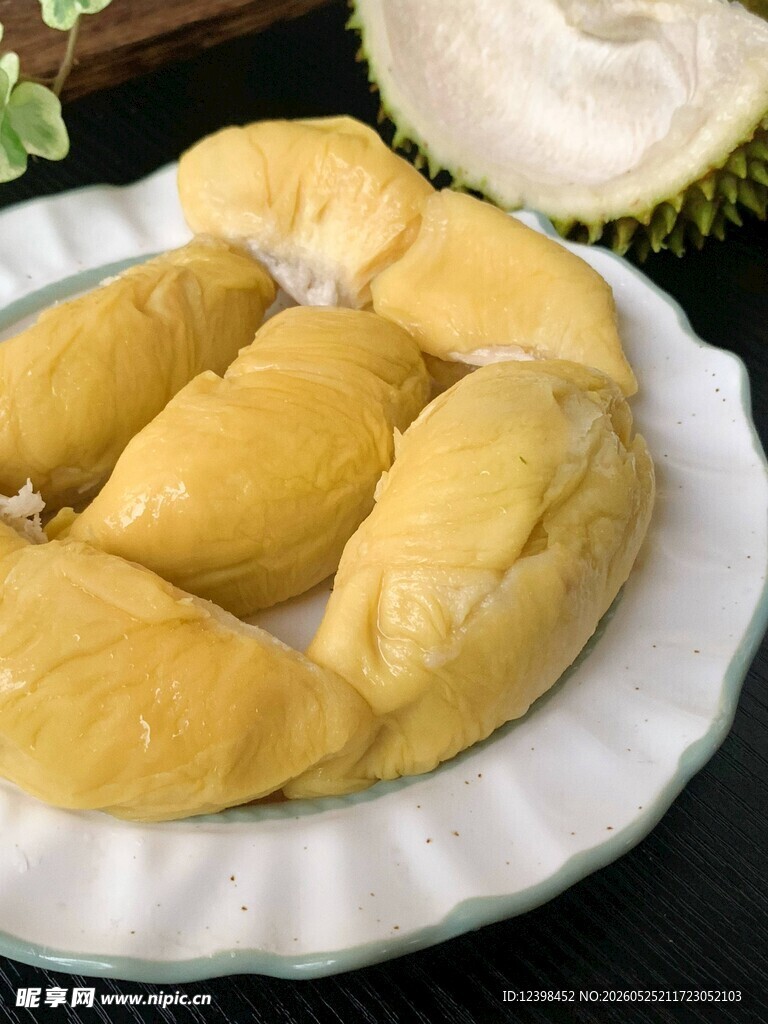 剥开的美味榴莲果肉