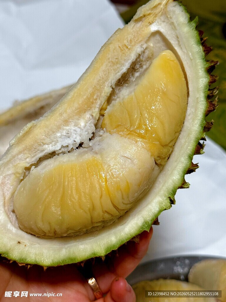 剥开的香甜美味榴莲果肉