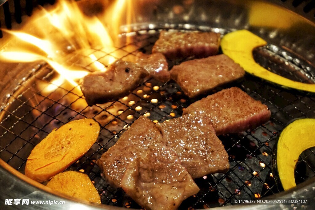炭火上的美味烤肉