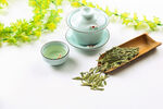 青瓷茶具与散落的茶叶