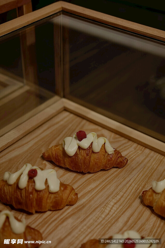 美味夹心牛角面包展示