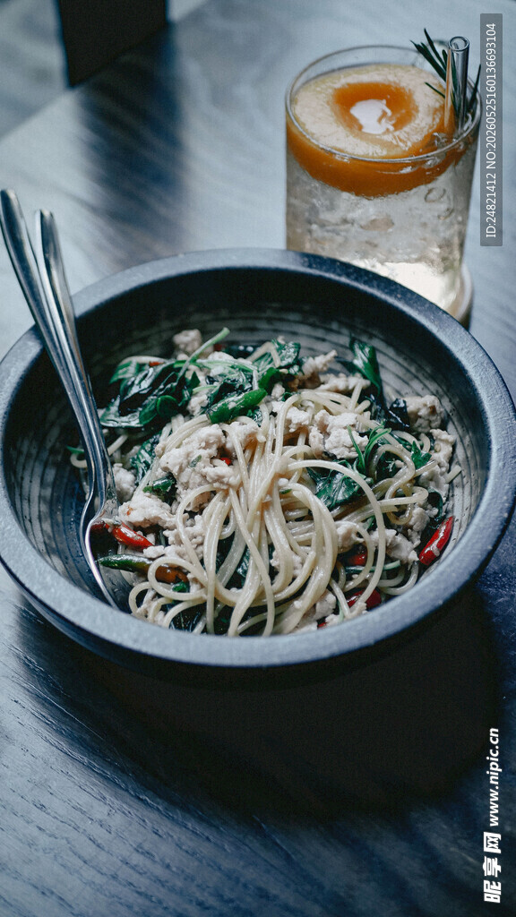 美味凉拌面搭配清爽饮品