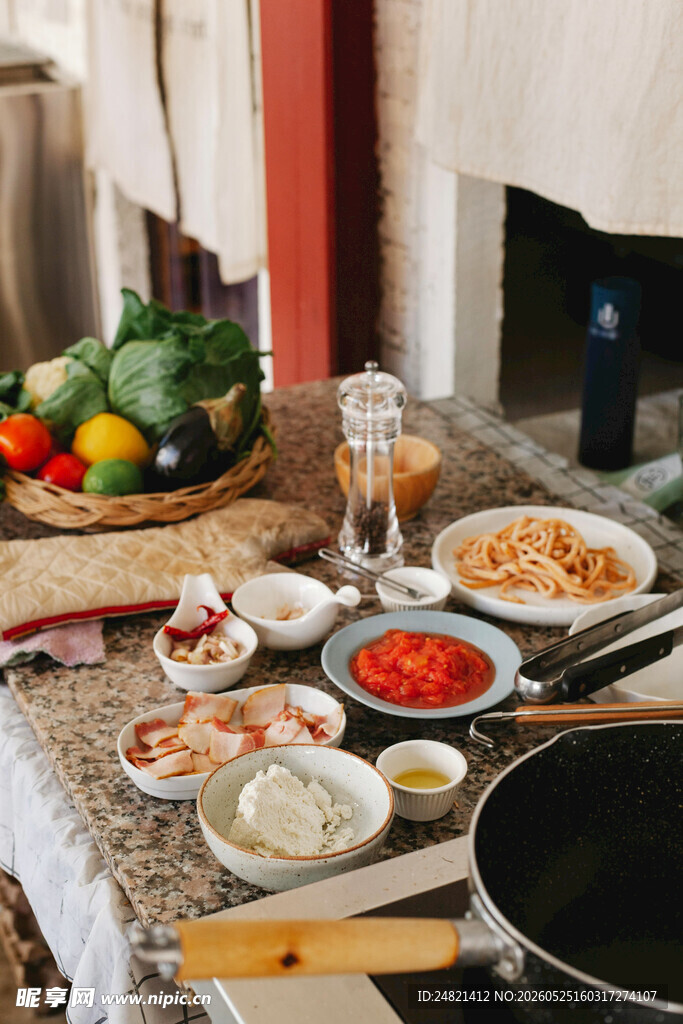 厨房中的丰盛烹饪食材