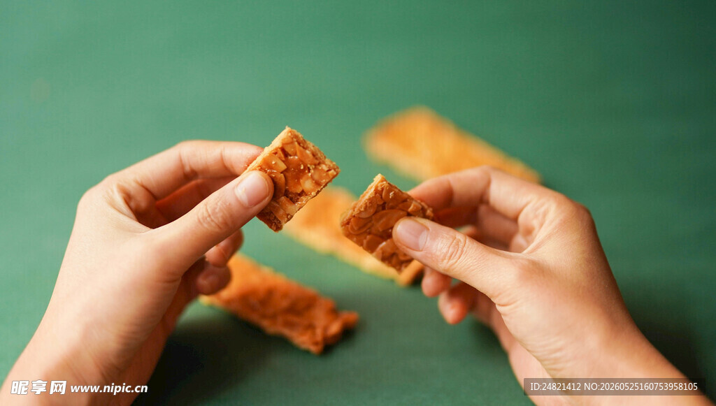 双手掰食香脆面包干