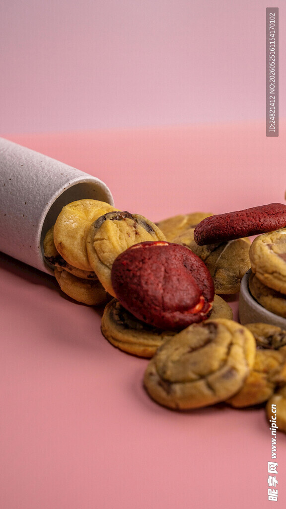 多彩饼干从筒中洒落