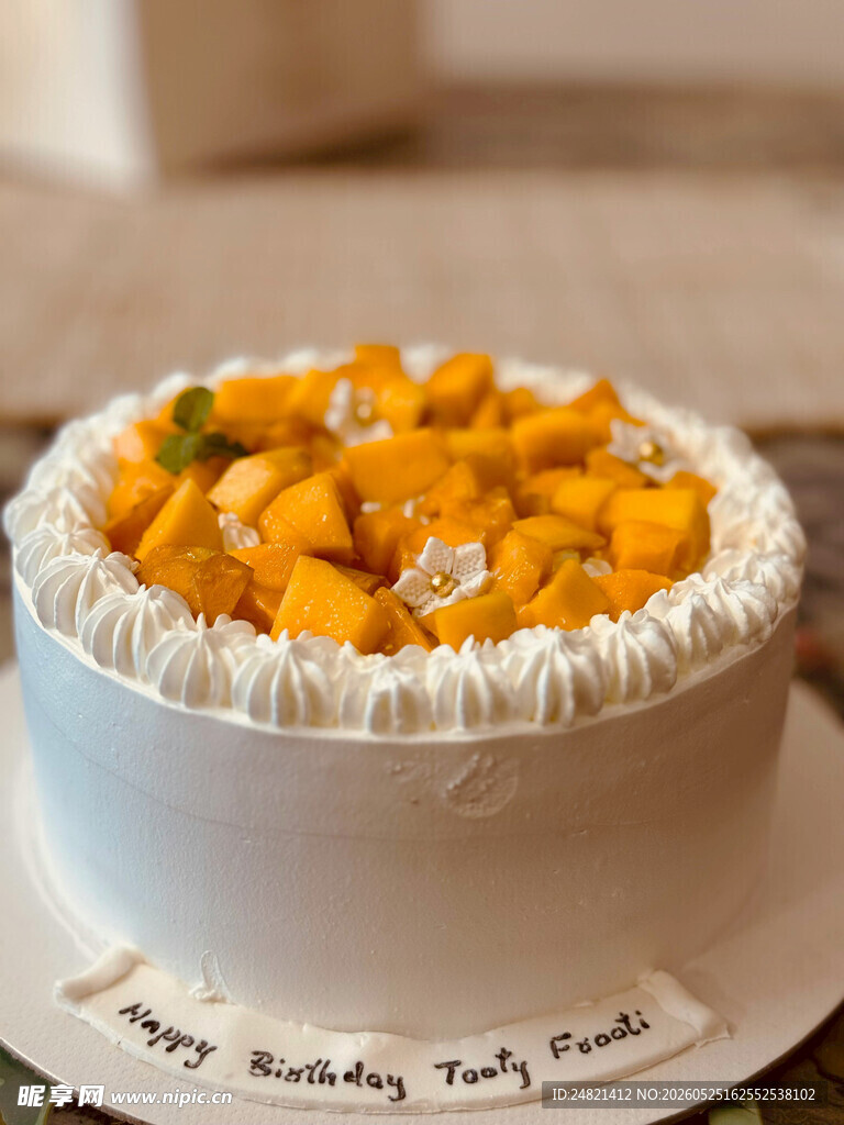芒果装饰生日蛋糕