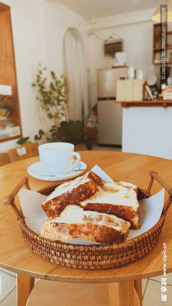 温馨室内的美味早餐拼盘