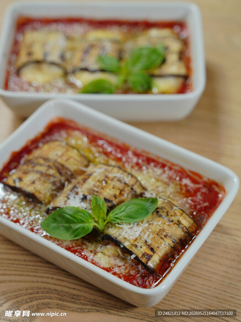 美味烤茄子配番茄罗勒
