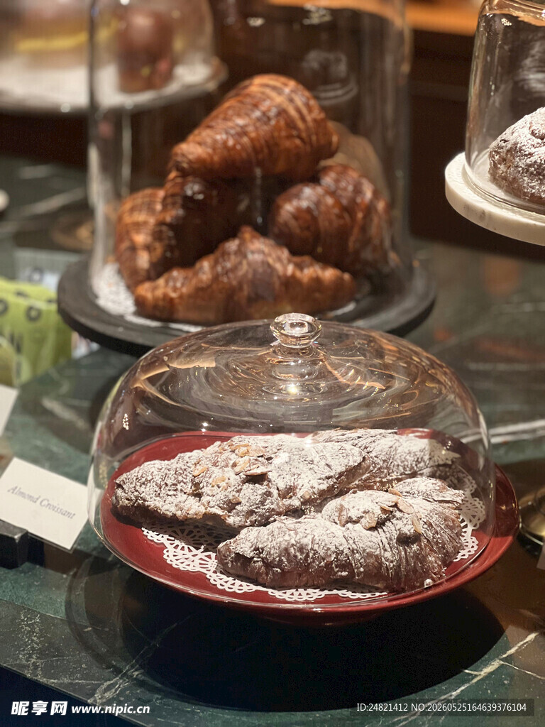 精致糕点与烤物展示
