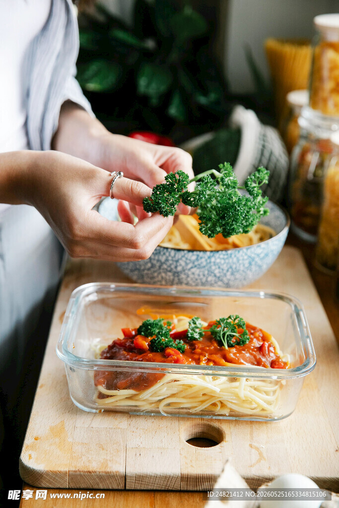 手工制作美味意面的瞬间