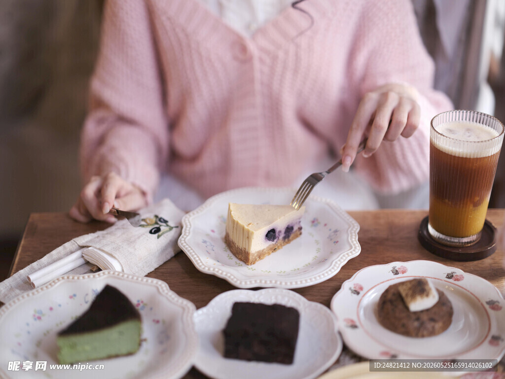 女子享用多样美味甜点