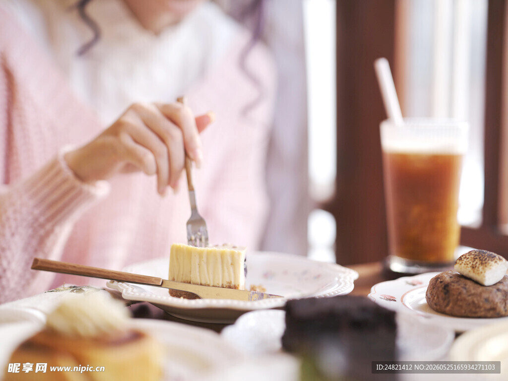 女子优雅享用美味甜点