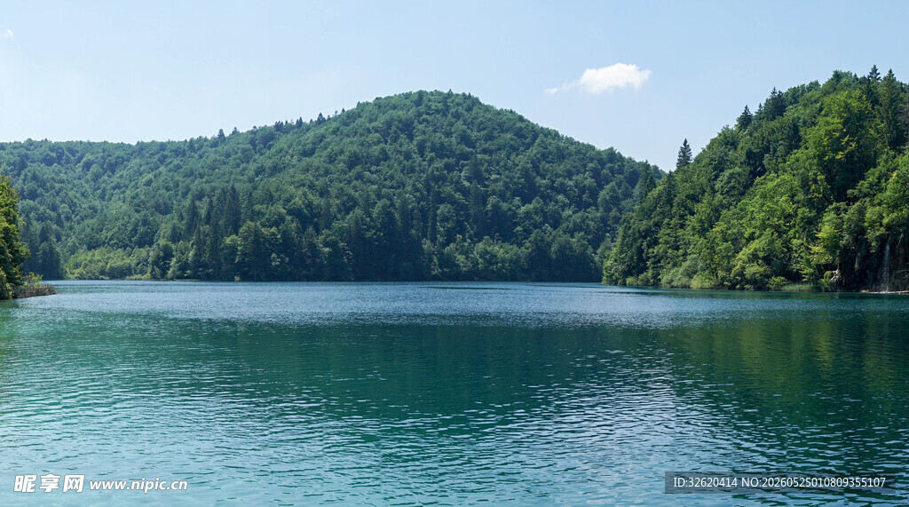宁静翠绿湖泊与山林美景