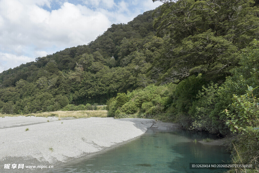 山间清澈溪流与葱郁植被