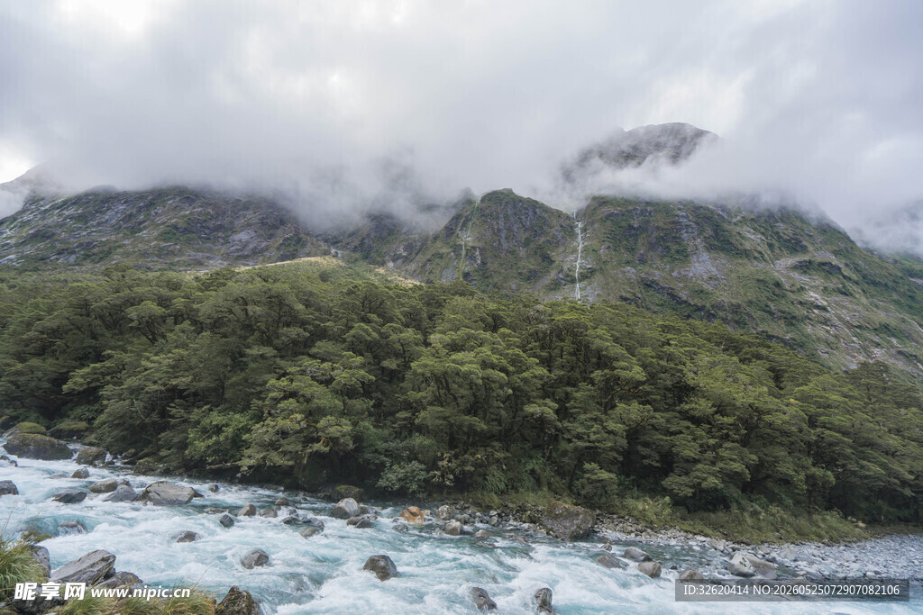 山间云雾缭绕的河流景观