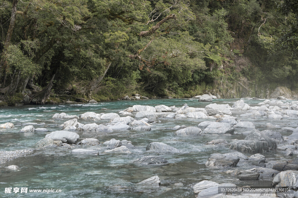 山间溪流中的嶙峋石块