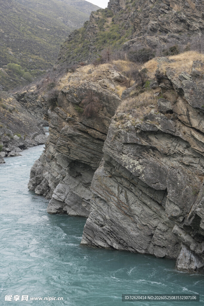 峡谷河流边的嶙峋岩石