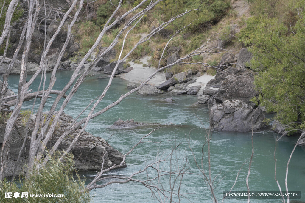 山间清溪流