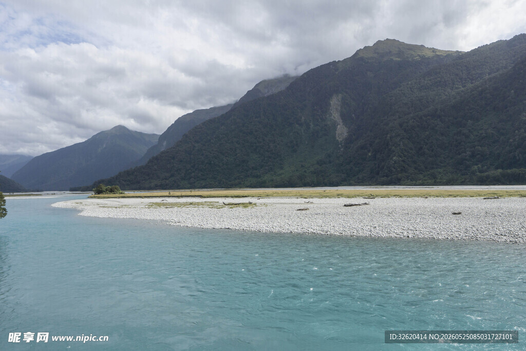 青山碧水间的美丽河岸