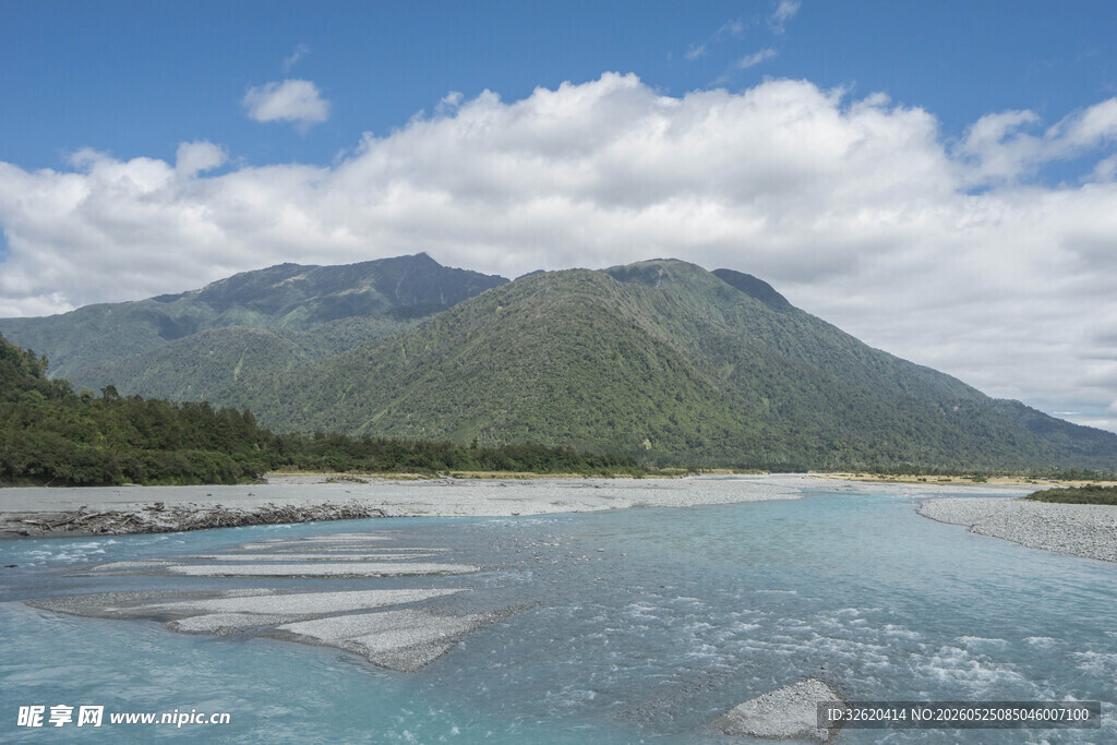 山间蓝河与葱郁山峦美景