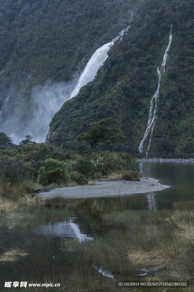 壮观山间瀑布与宁静湖水