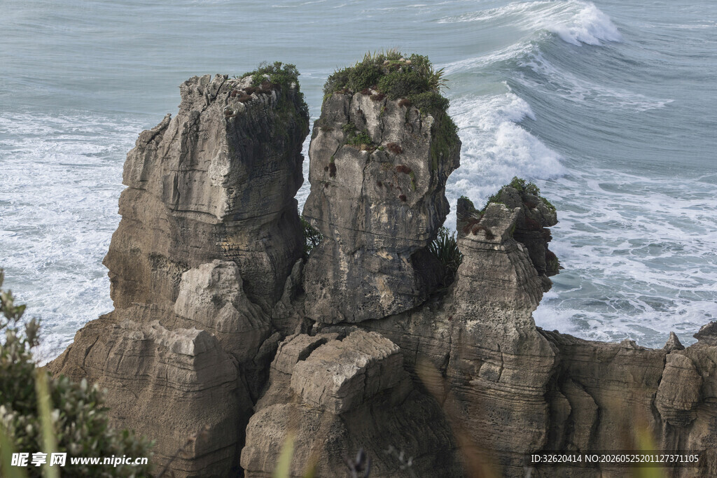 海边嶙峋岩石与翻涌海浪