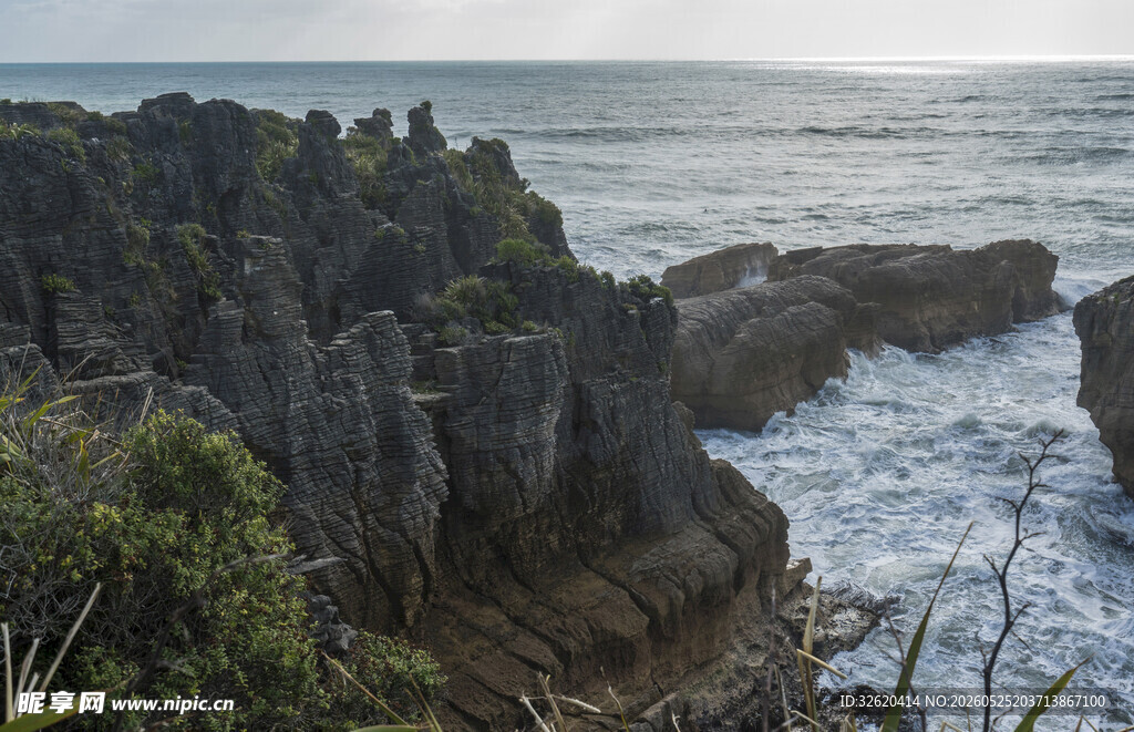 海岸嶙峋岩石与绿植景观