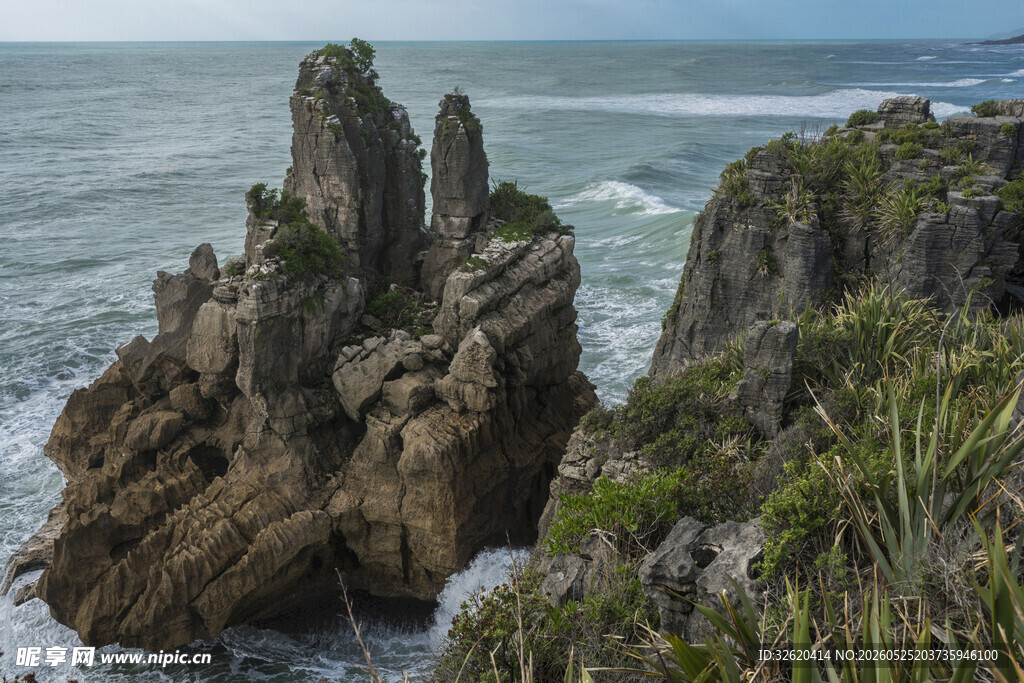 海岸嶙峋岩石景观