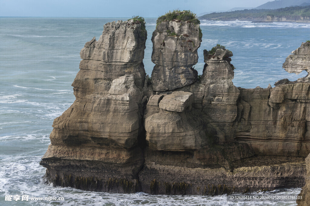 海边嶙峋岩石景观