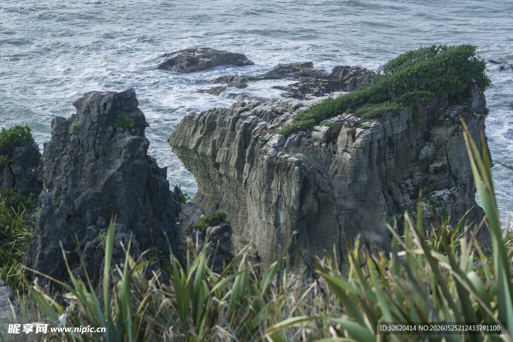 海岸嶙峋岩石与绿植景观