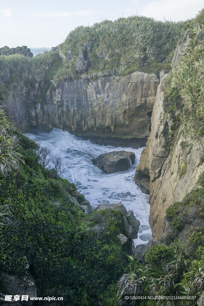 海岸岩石间的汹涌海水