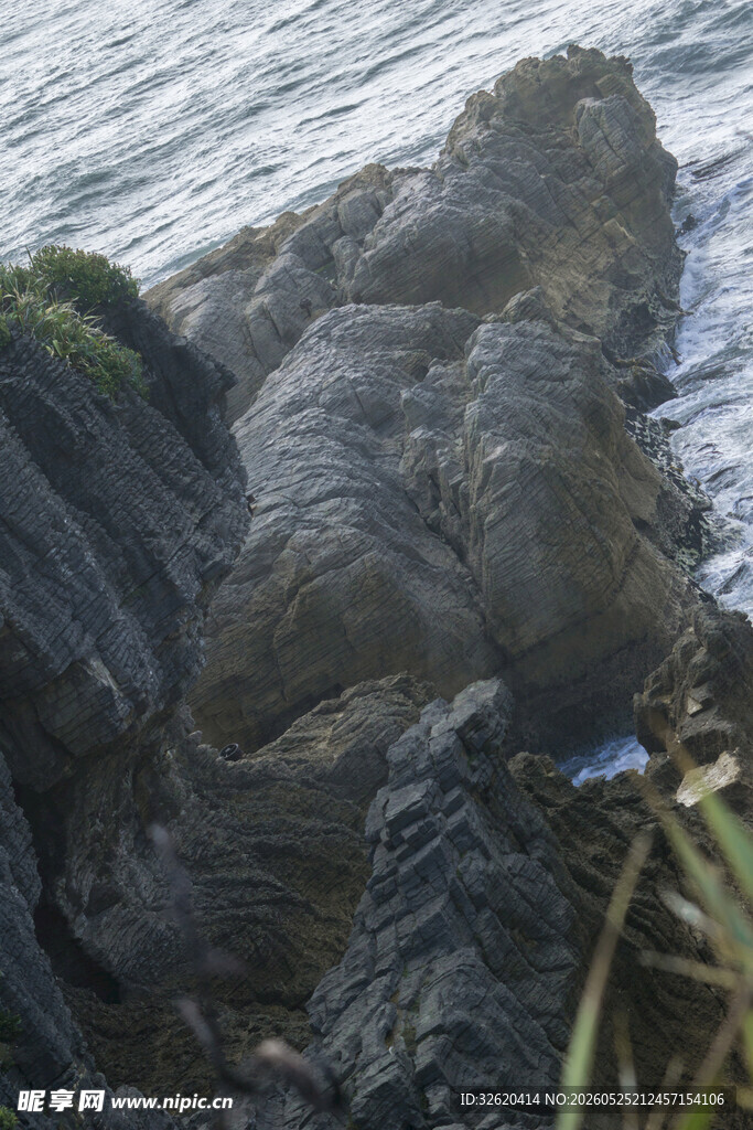 海边嶙峋岩石景观