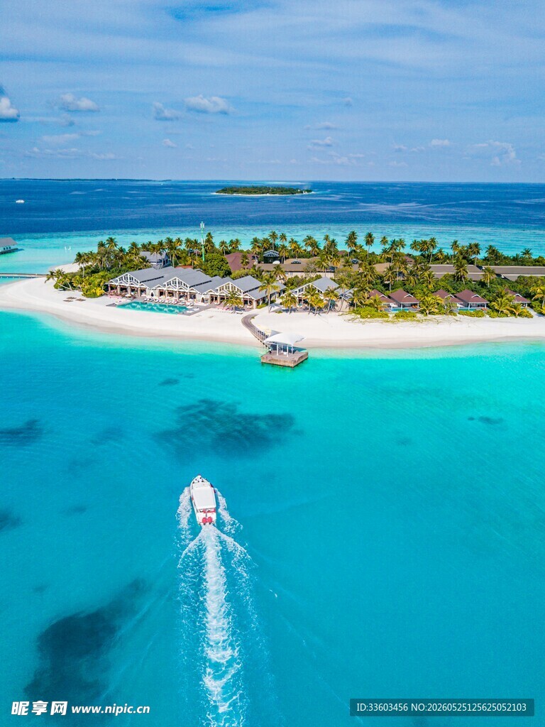 碧海蓝天中的海岛与快艇