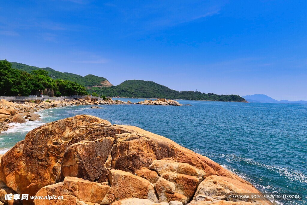 海边嶙峋礁石与蔚蓝大海