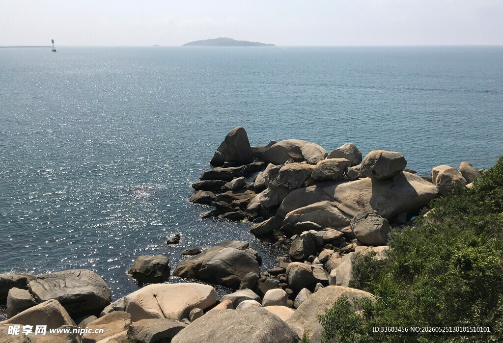 海边嶙峋礁石与葱郁植被