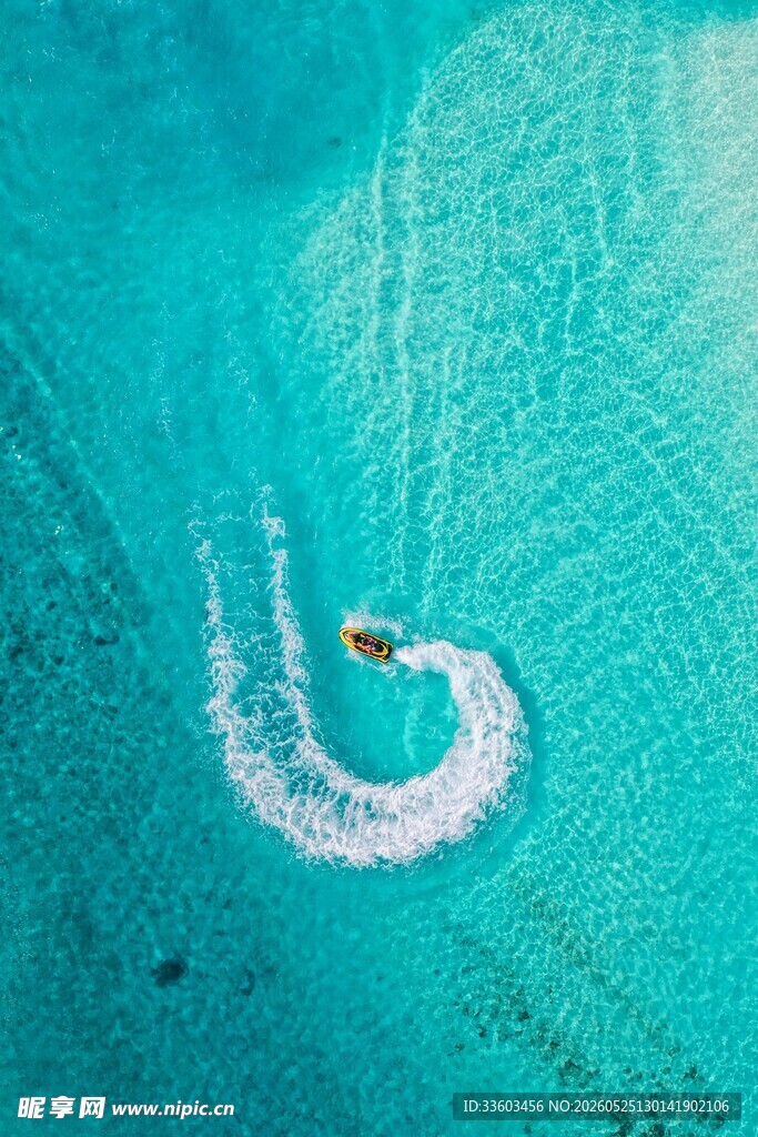 海上快艇划出优美弧线