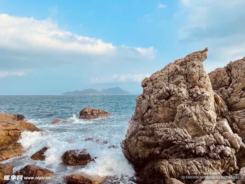 海边嶙峋岩石与海浪景观